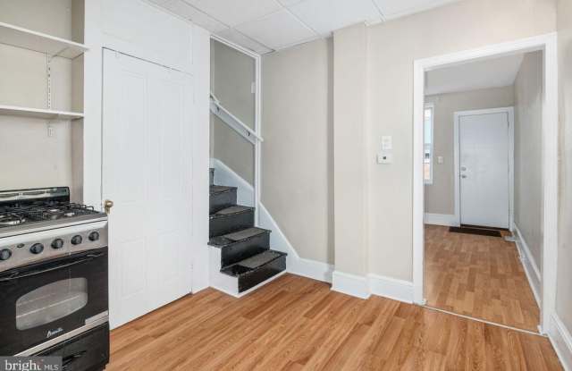 Charming 2 Bedroom Townhome in Fishtown | Private Yard & Modern Updates Gallery 3