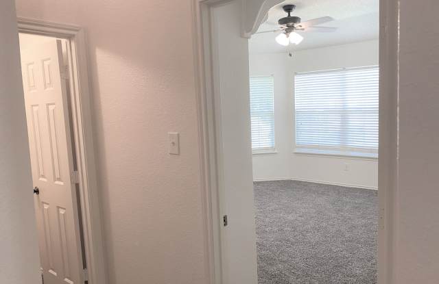 **BEAUTIFUL WESTCHESTER PARK HOME** Gallery 4