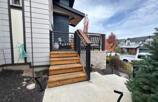 FULLY FURNISHED ALL-INCLUSIVE STUNNING HOME FOR RENT 3 bed, 2 bath, with garage. Gallery 4