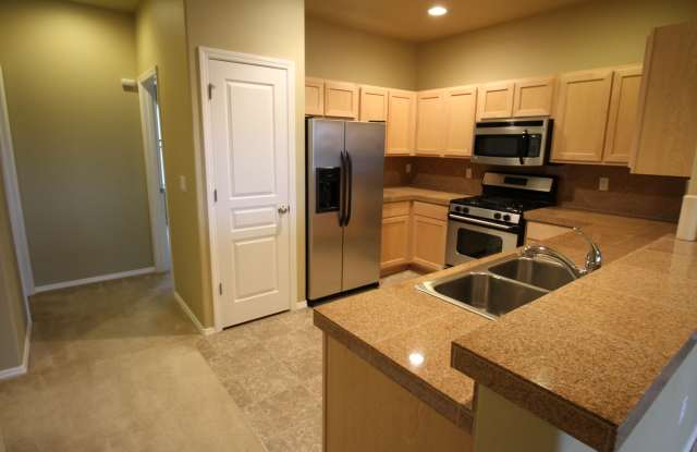 SOUTH SALEM Condo 3 Bedroom 3 Bath - $500 OFF YOUR MOVE IN - 5943 Blue River Drive Southeast, Salem, OR 97306