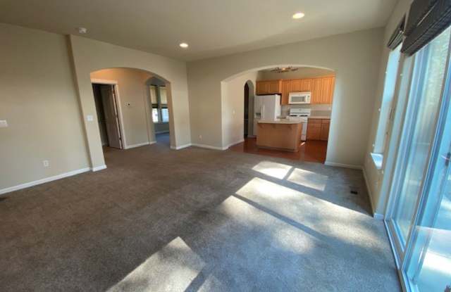 Move in Special $500 off first months rent / Large home SW Bend Gallery 3
