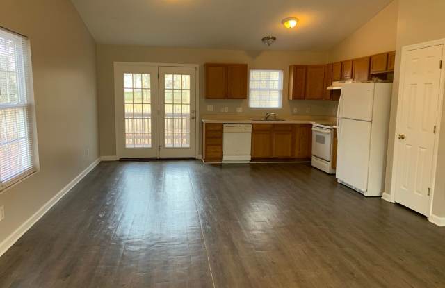 Spacious 3 Bedroom Home with wooded privacy Gallery 4