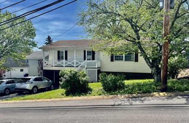 736 Dayton - College Rental Home Gallery 1