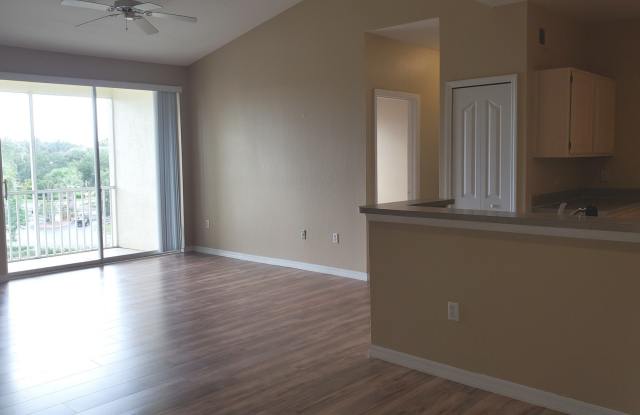 4/2 Condo with Garage in Gated Community! Gallery 4