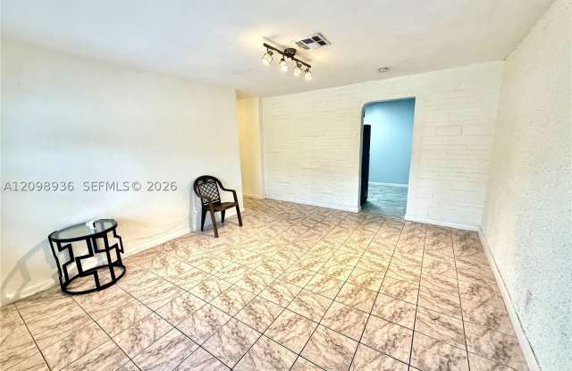 2240 Sunshine Blvd Gallery 2