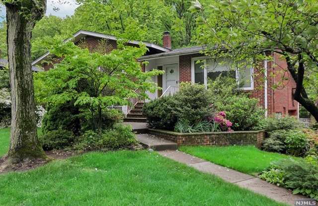 260 Castle Drive - 260 Castle Drive, Englewood Cliffs, NJ 07632