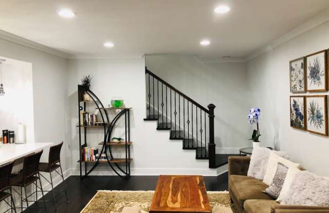402 Ashwood Court Gallery 3