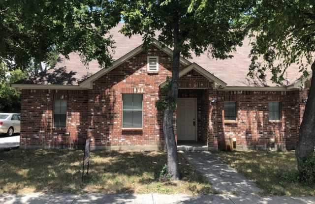 130 Del Rio Avenue - 130 Del Rio Avenue, Benbrook, TX 76126
