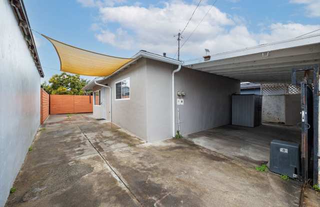 Remodeled spacious 2 bedroom, 1 bathroom unit now available! photos photos