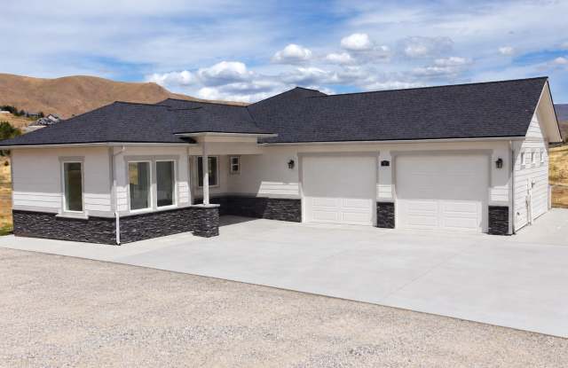 5 beds/3 baths! Spacious single family home in Sunnyslope! Gallery 4