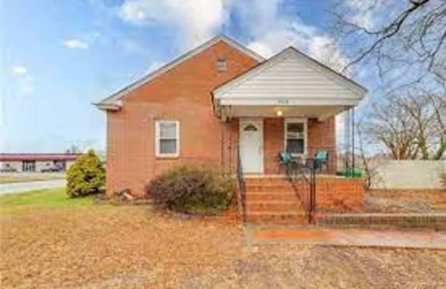 Cozy 2 Bedroom Home, Ready for Move In!! - 206 James Avenue, Colonial Heights, VA 23834
