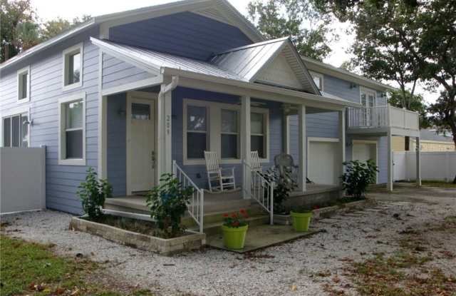 209 GROVE CIRCLE S Gallery 4
