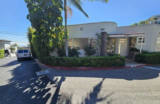 1599 Sunset Plaza Drive Gallery 2