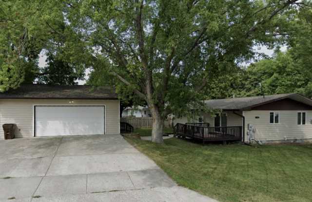 3 bedroom 2 bath with garage - 1101 West 6th Avenue, Mitchell, SD 57301
