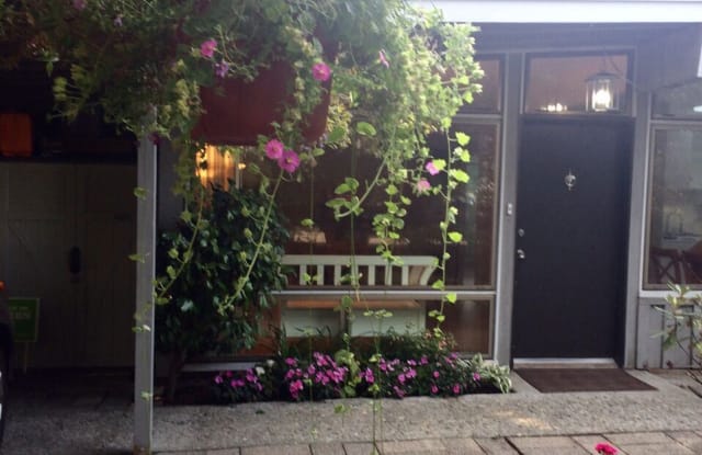 9820 NE 26th St - 9820 Northeast 26th Street, Bellevue, WA 98004