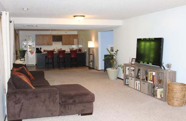 1831 Koehnen Circle - 1831 Koehnen Circle West, Chanhassen, MN 55331