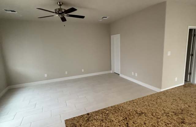 3648 Queen Court NorthEast - 1 Gallery 4