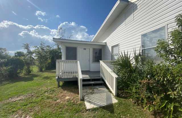 Charming 3Bed/2Ba Duplex Unit Conveniently Located near Downtown Lynn Haven! photos photos
