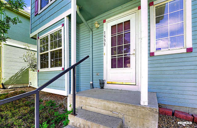 Charming 4BR House in Aurora Gallery 1