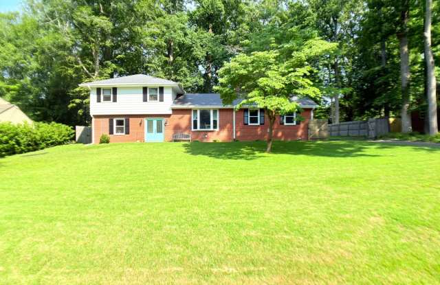 Large fenced in yard and Sun room! photos photos