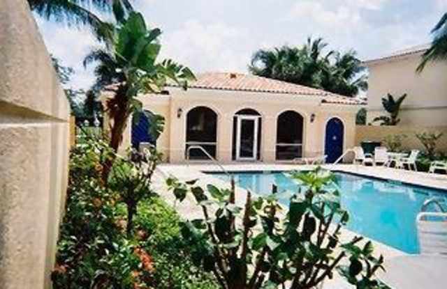 5569 Cove CIR Gallery 2