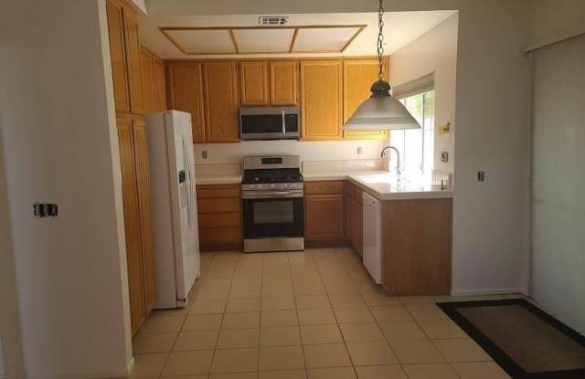 Move right into this lovely 3 bedroom + 3 bathroom, light and bright townhome Gallery 3