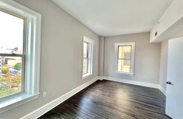 306 W Franklin Gallery 3
