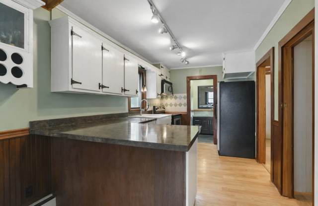 Huge 6 bedroom 3 bathroom SFH! Available June 2027 Gallery 4