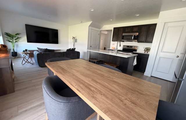 A MUST SEE!  Welcome to this Beautiful Townhome 3 bed/2.5 bath in Mapleton, UT Gallery 4