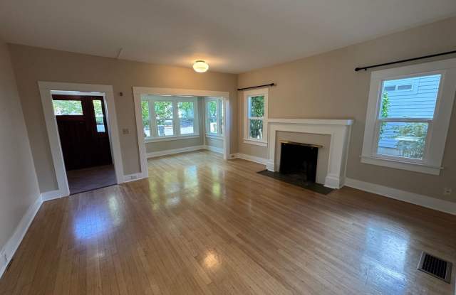 September RENT FREE ~ Large 5 Bedroom 3 bath~  Walking Distance to OSU Gallery 1