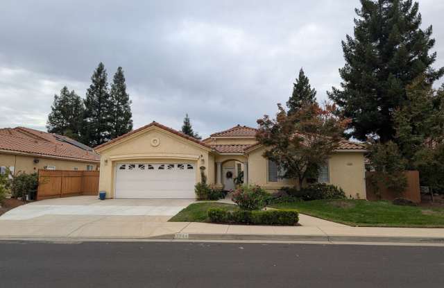 Wonderful 4 bedroom home in Clovis offering a pool, spa, 3 car garage, potential RV and or boat space, a wonderful floor plan and nice amenities. photos photos