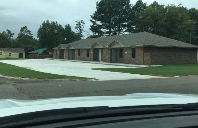 1073 N Erie Ave - 1073 North Erie Avenue, Russellville, AR 72801