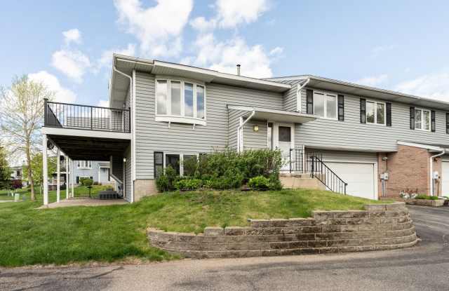 Lovely 3 Bedroom 2 Bath Townhome in Apple Valley - 14784 Lower Endicott Way, Apple Valley, MN 55124