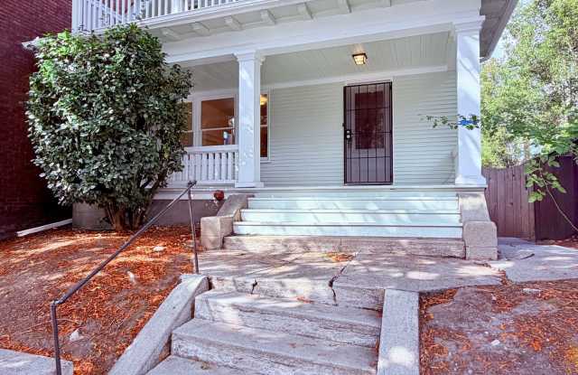 Spacious 3-story 4-bedroom, 2.5 baths home on Eastlake Gallery 1
