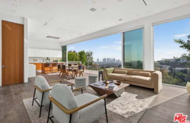 8760 Hollywood Boulevard Gallery 3