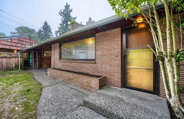 Ideally Located 3 Bed 1 Bath Burien Home w/ Huge Fenced Yard & Garage! Gallery 1