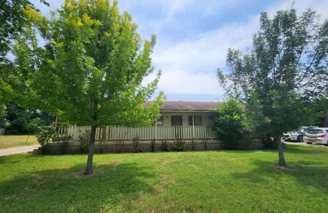 1/1 Triplex / Easy Access to I-35 / Fridge / No Carpet / CISD photos photos