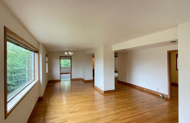 Spacious 5-Bedroom Magnolia Home with Rooftop Deck & Lake Views Gallery 3