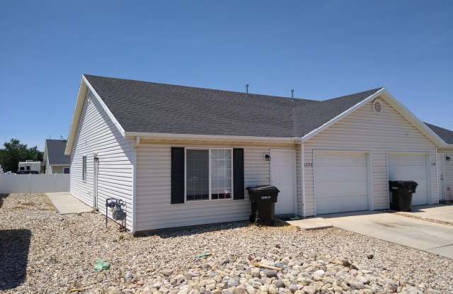3 Bedroom 2 Bath Duplex, 1 Car Garage and Fenced Backyard! - 1255 North 575 West, Cedar City, UT 84721