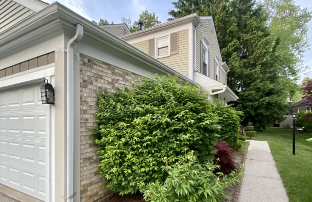 1352 Crescent Lane - 1352 Crescent Lane, Rochester Hills, MI 48306