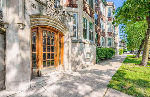 2946 N Pine Grove Avenue photos photos