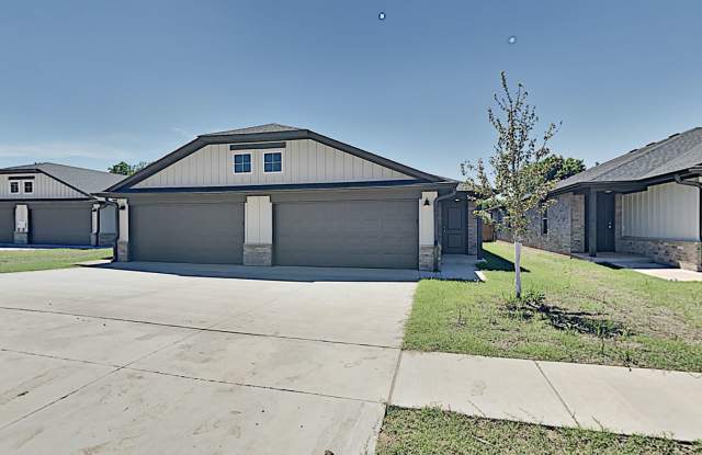 3 Bed 2 Bath 2 Car Garage Duplex - Great location close to the Broadway Extension and 8 minutes from downtown OKC photos photos