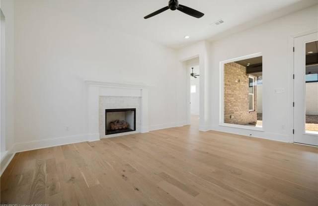 7627 Woodbine LN Gallery 4