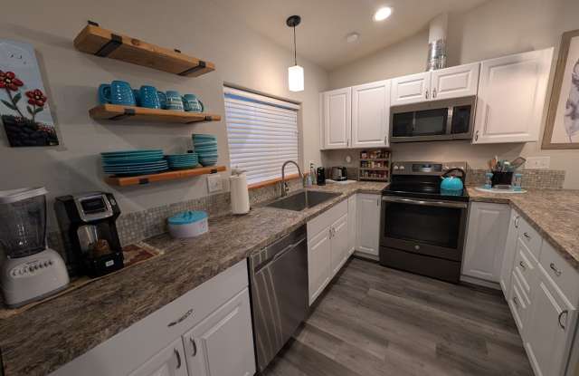 Lovely Furnished Apartment in the Clarkston Heights photos photos