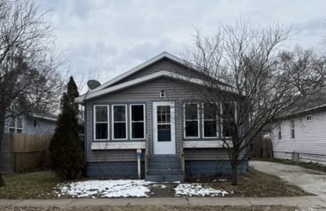 889 E Dale Ave - 889 East Dale Avenue, Muskegon, MI 49442