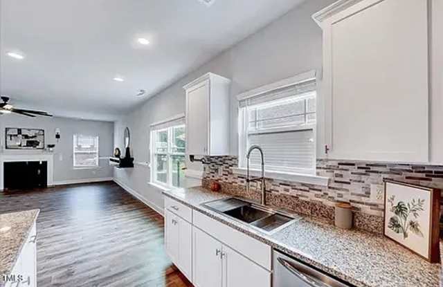 Room in 5 Bedroom Home at Boomer St photos photos