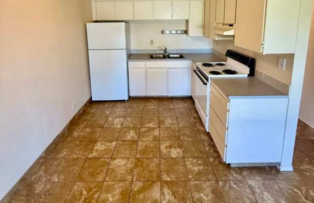 2 Bedroom / 1 Bathroom Upstairs Unit with flexible lease terms Gallery 1