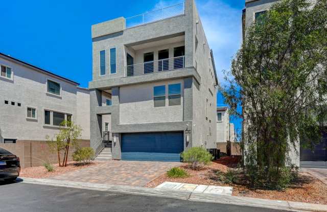 3 Story Home with Rooftop Deck - Luxury Living! Gallery 4