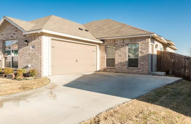 Great 3 bed/2 bath Home Backing onto Holland Park Recreation Area/Trail!! photos photos