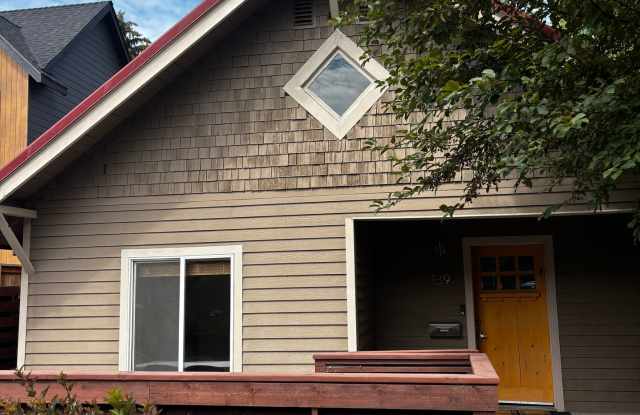 Ideal Duplex on NW Broadway with Parking Gallery 3